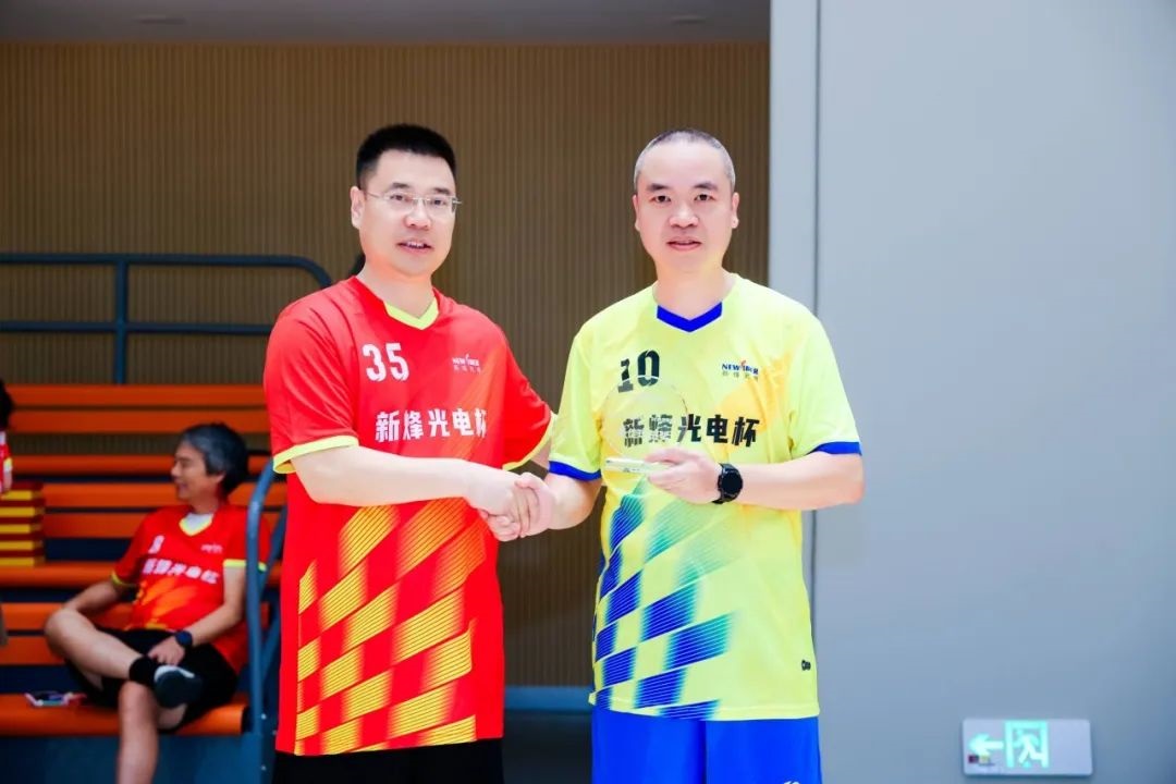 武汉新城 “新烽光电杯”2025足球联谊赛圆满收官! 武汉新城 “新烽光电杯”2025足球联谊赛圆满收官!