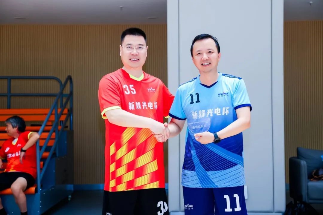 武汉新城 “新烽光电杯”2025足球联谊赛圆满收官! 武汉新城 “新烽光电杯”2025足球联谊赛圆满收官!