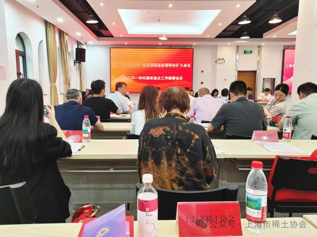 协会秘书处代表荣获市经信委主管社会组织突出贡献奖