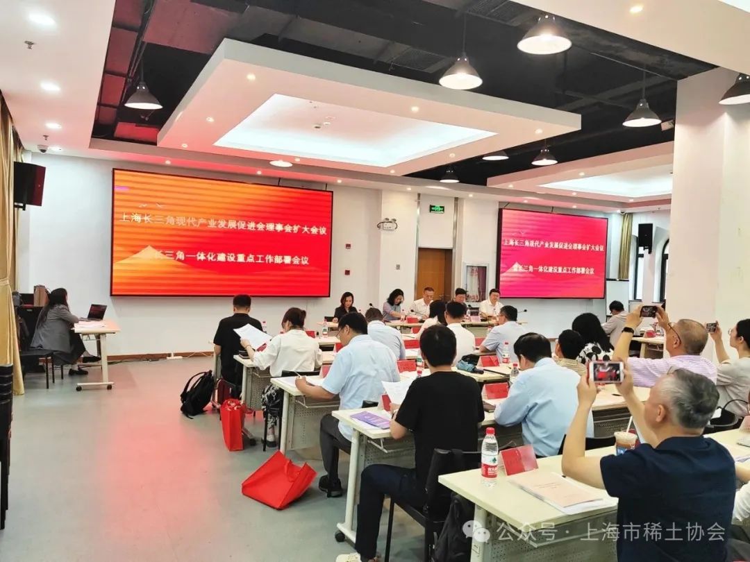 协会秘书处代表荣获市经信委主管社会组织突出贡献奖