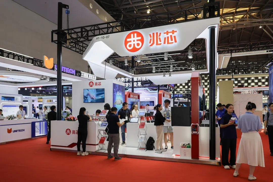 信创+AI赋能 多样化兆芯平台应用创新方案亮相2025金融展 信创+AI赋能 多样化兆芯平台应用创新方案亮相2025金融展