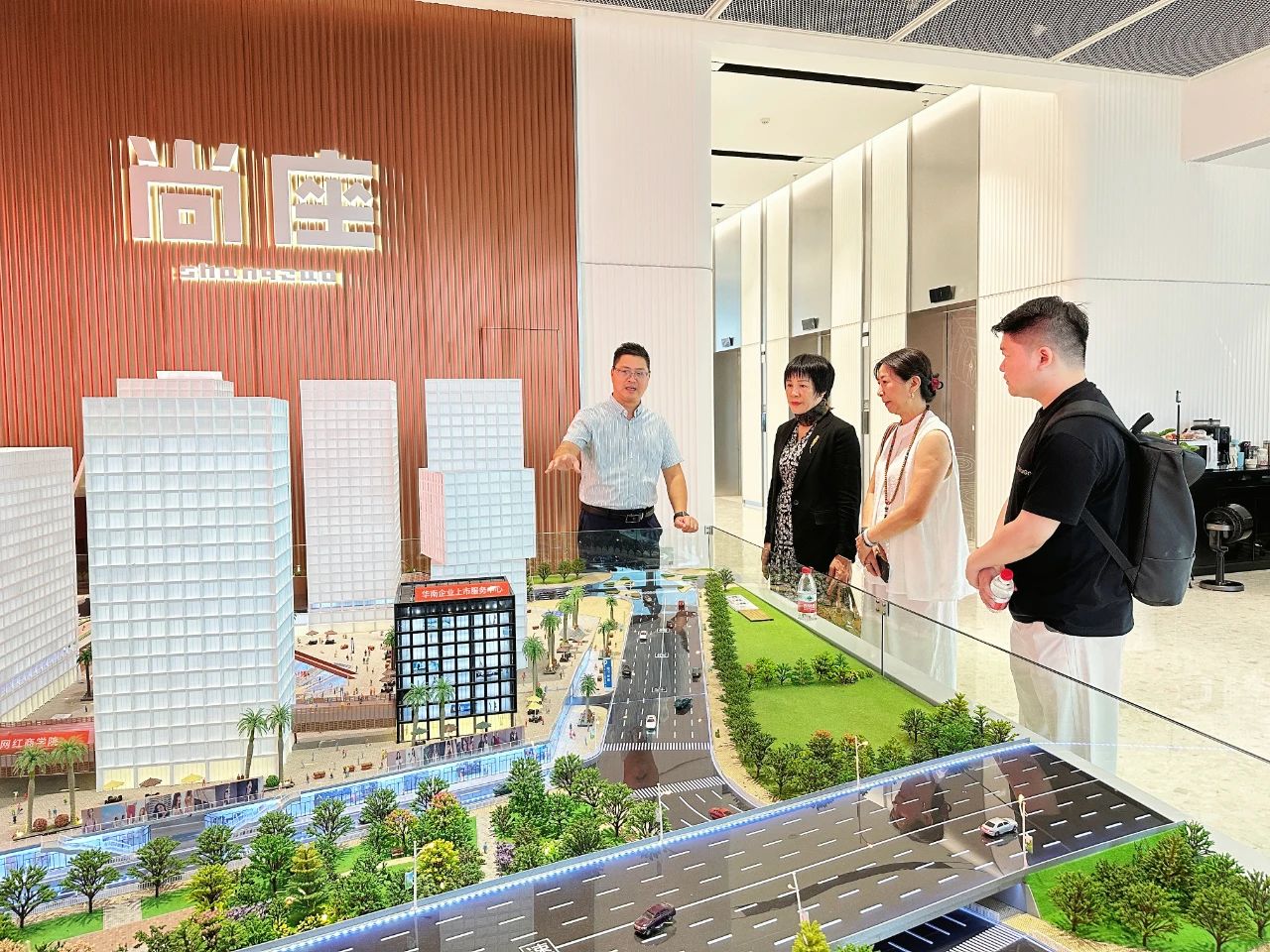 深跨协核心团队莅临尚座Spark考察，28圈APP集团携手共筑千亿数字时尚产业集群