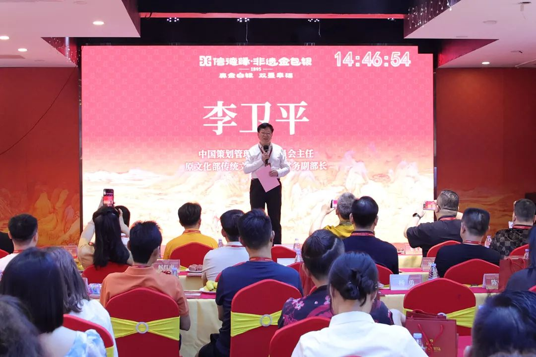 共绘珠宝产业新蓝图|信德缘陈火龙·非遗金包银首届品牌秀圆满落幕 共绘珠宝产业新蓝图|信德缘陈火龙·非遗金包银首届品牌秀圆满落幕