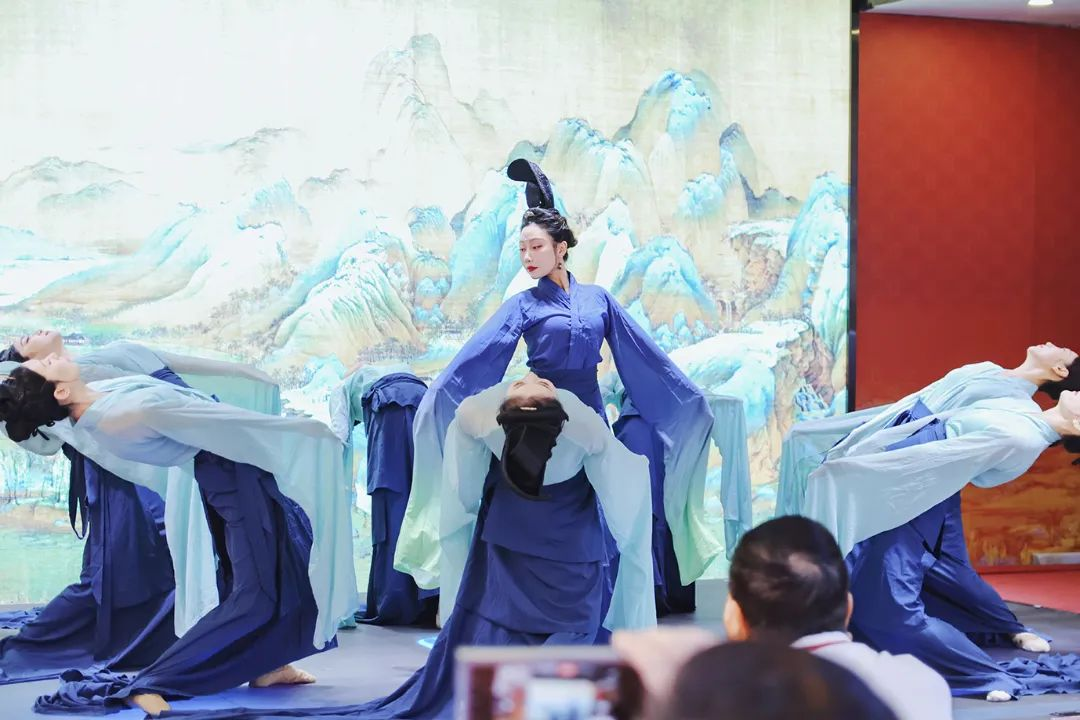 共绘珠宝产业新蓝图|信德缘陈火龙·非遗金包银首届品牌秀圆满落幕 共绘珠宝产业新蓝图|信德缘陈火龙·非遗金包银首届品牌秀圆满落幕