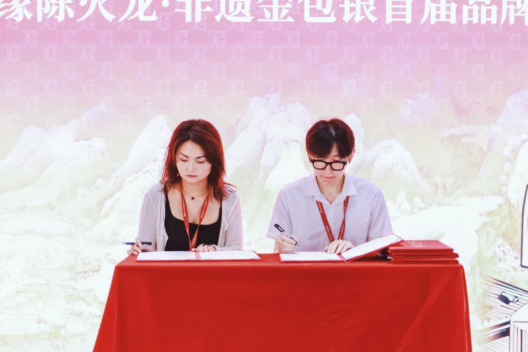 共绘珠宝产业新蓝图|信德缘陈火龙·非遗金包银首届品牌秀圆满落幕 共绘珠宝产业新蓝图|信德缘陈火龙·非遗金包银首届品牌秀圆满落幕