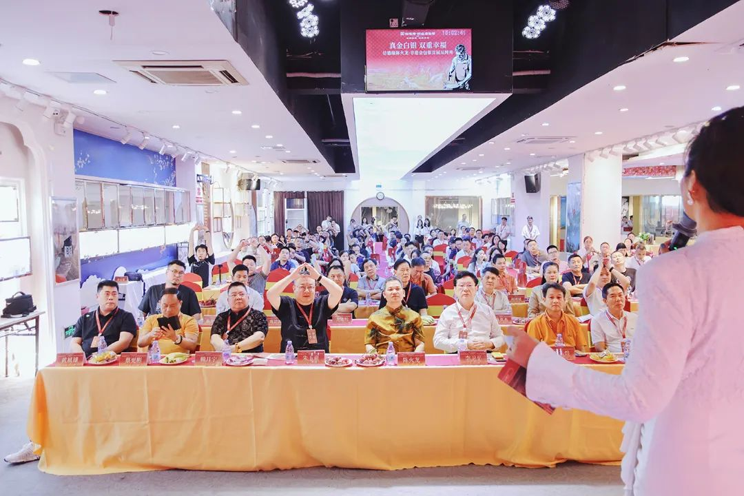 共绘珠宝产业新蓝图|信德缘陈火龙·非遗金包银首届品牌秀圆满落幕 共绘珠宝产业新蓝图|信德缘陈火龙·非遗金包银首届品牌秀圆满落幕