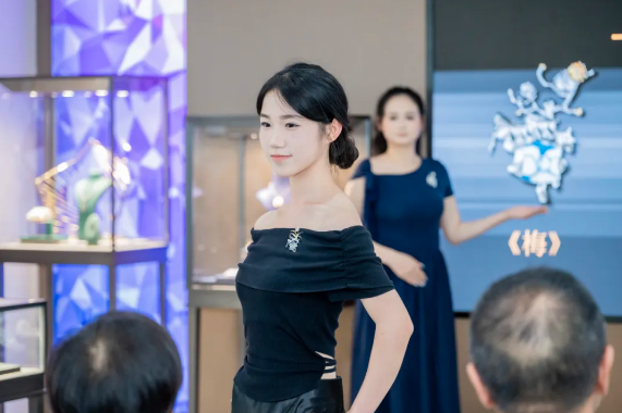 15件学生作品被当场预定!这届珠宝班真“牛”! 15件学生作品被当场预定!这届珠宝班真“牛”!