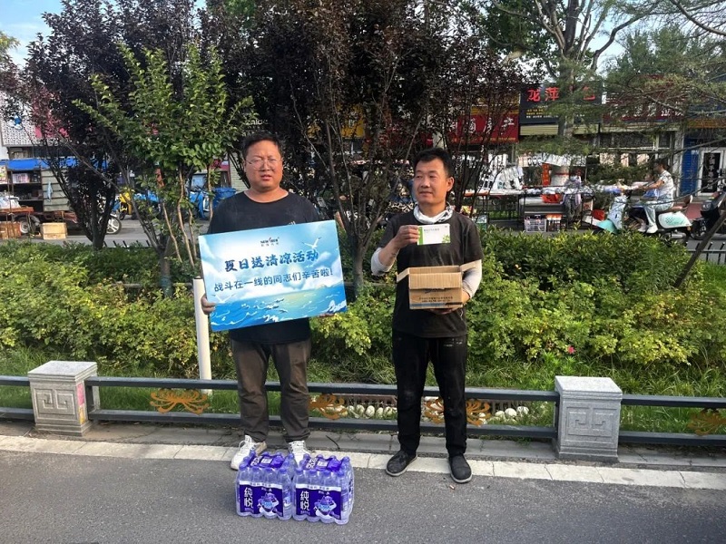 炎炎夏日送清凉,浓浓关怀沁人心 —— 新烽光电开展高温慰问“送清凉”活动 炎炎夏日送清凉,浓浓关怀沁人心 —— 新烽光电开展高温慰问“送清凉”活动
