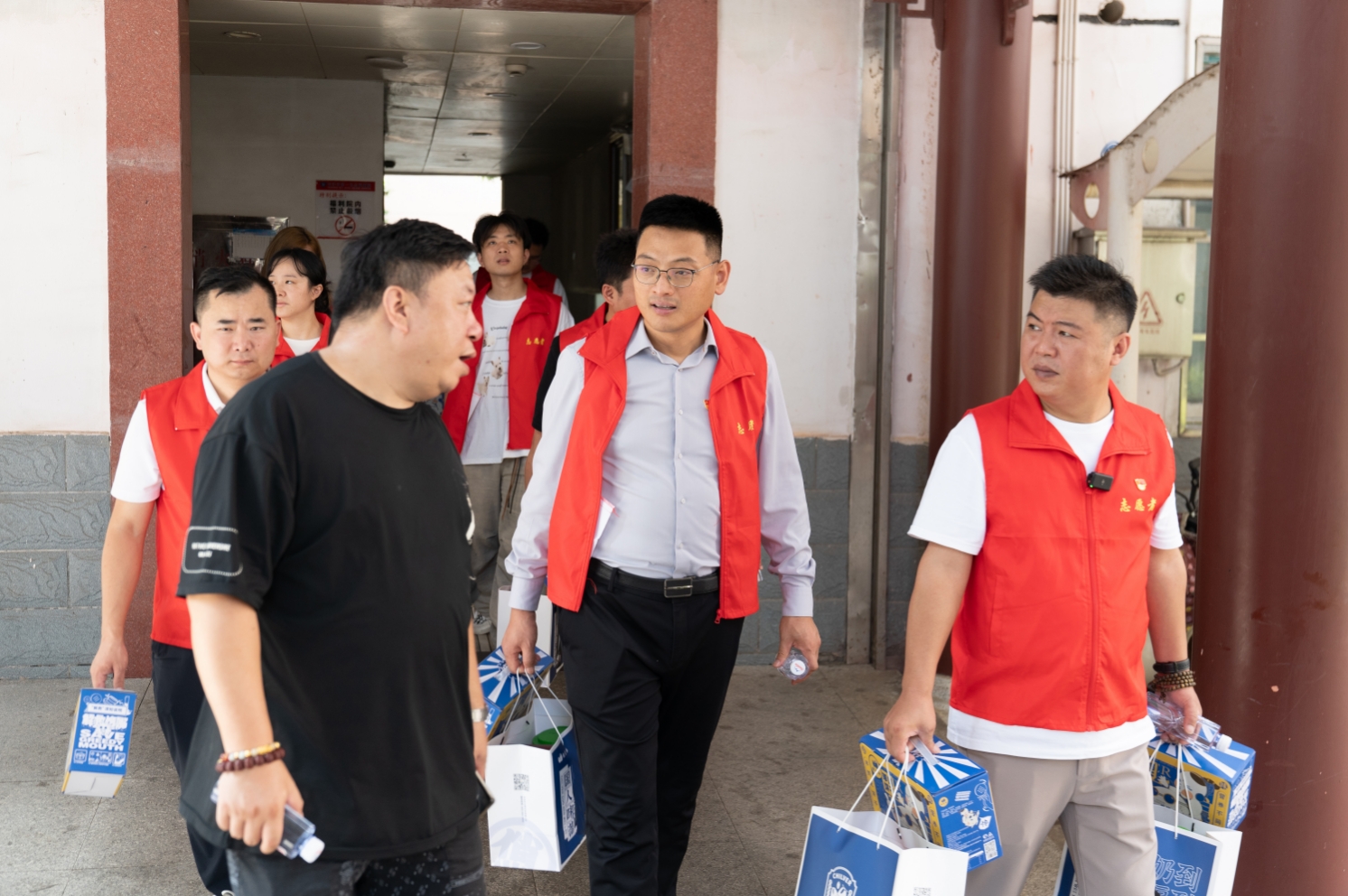 党徽闪耀送温情，俏皮羊党支部走进长沙市第一社会福利院献爱心