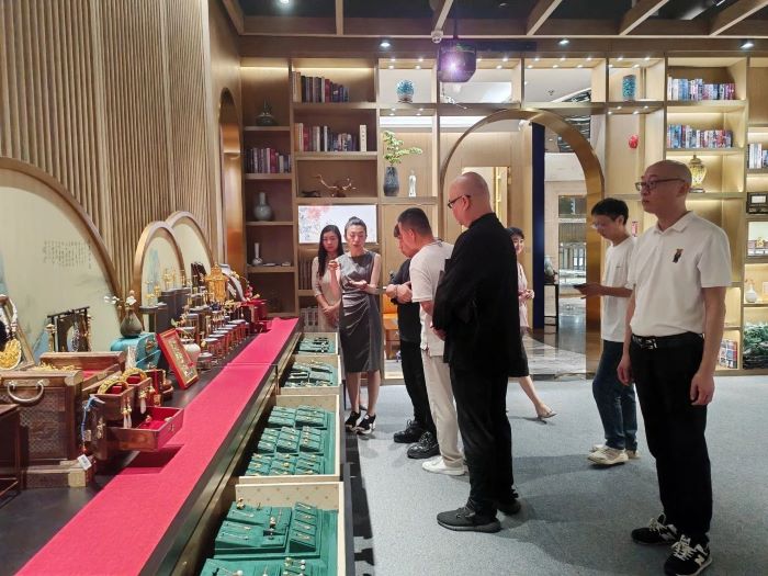 萃华 I 品牌发展研究院挂牌,百年珠宝品牌全面升维 萃华 I 品牌发展研究院挂牌,百年珠宝品牌全面升维