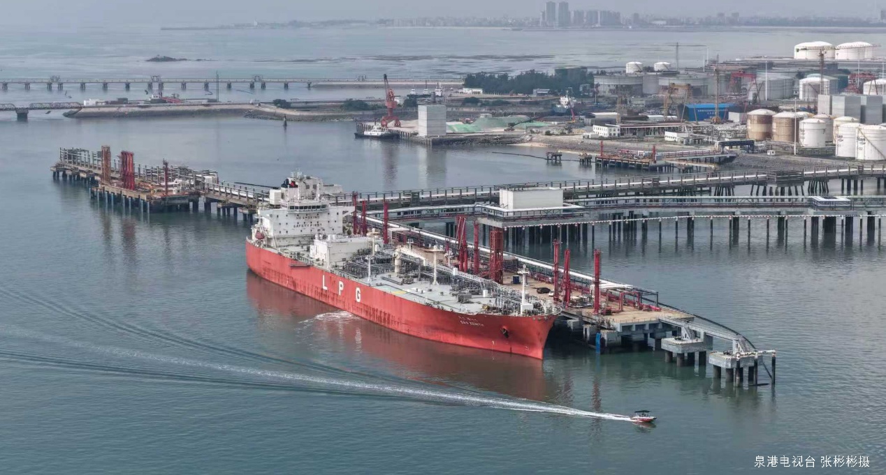 “船-港-厂”直输首航成功，中燃湄洲湾助力泉港C4产业链贯通