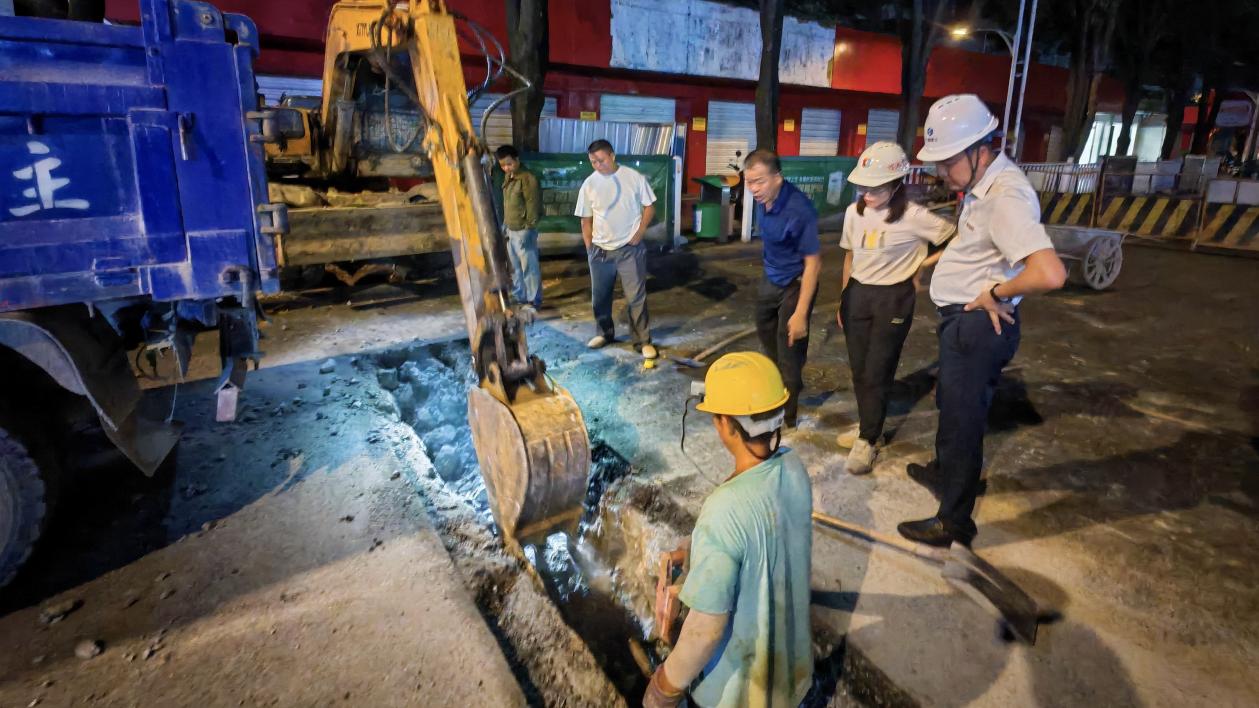 多方协作破难题，河池中燃夜间攻坚完成燃气管道敷设