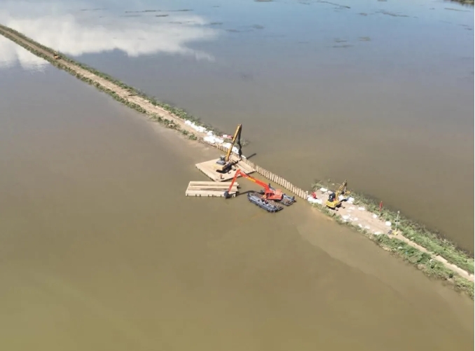 水陆空协同战溃口,动力舟桥、打桩船展风采 水陆空协同战溃口,动力舟桥、打桩船展风采