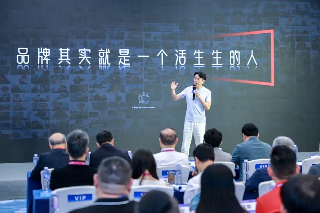 程新华新书首发闪耀中国品牌节 群英论道穿越周期的智慧火花 程新华新书首发闪耀中国品牌节 群英论道穿越周期的智慧火花