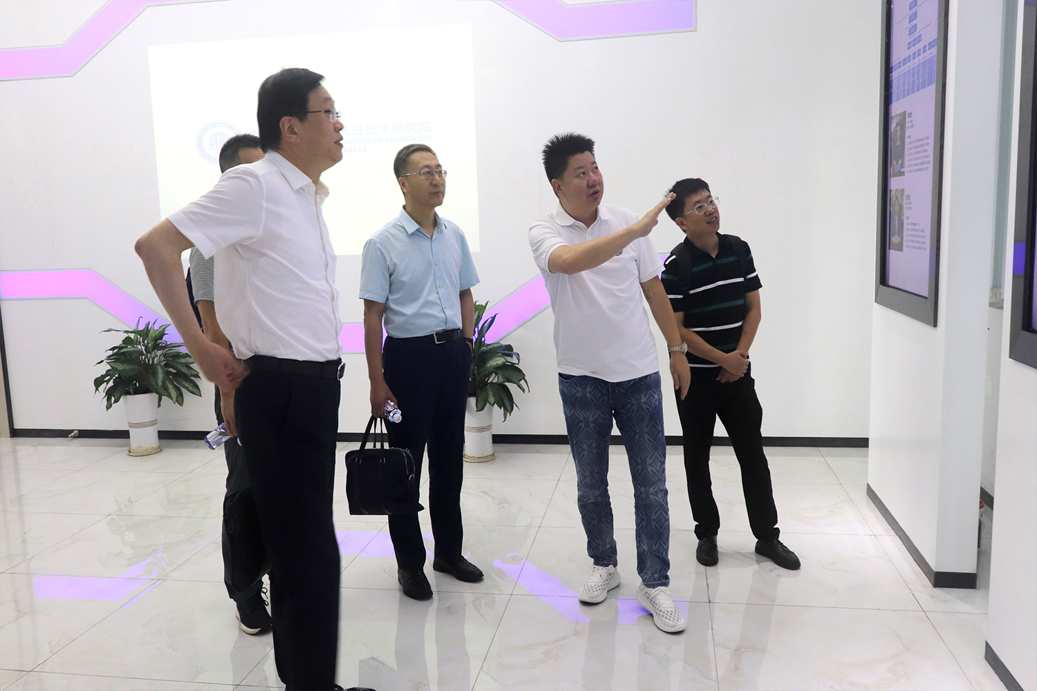 热烈欢迎国内客户方董一行莅临我司参观