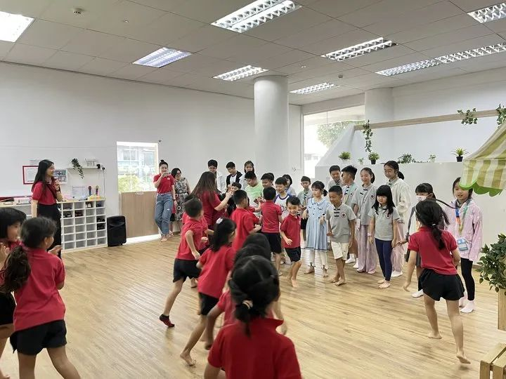 狮城印记：枫叶小熊的六色成长光谱