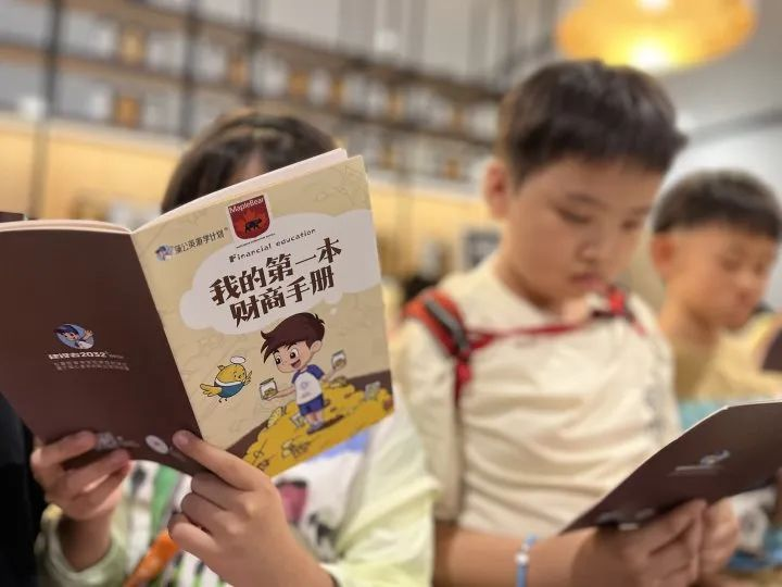 狮城印记：枫叶小熊的六色成长光谱